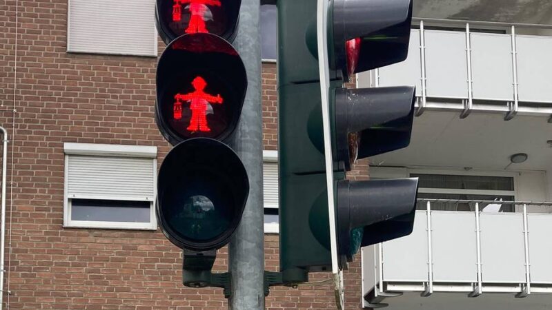 Ampeln in Grevenbroich umgerüstet: Hier weisen jetzt Bergmännchen den Weg über die Straße