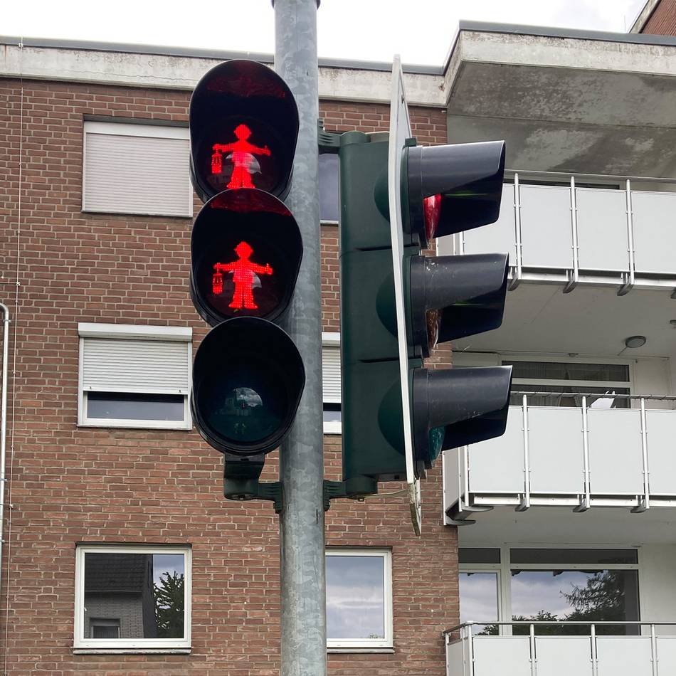 Ampeln in Grevenbroich umgerüstet: Hier weisen jetzt Bergmännchen den Weg über die Straße