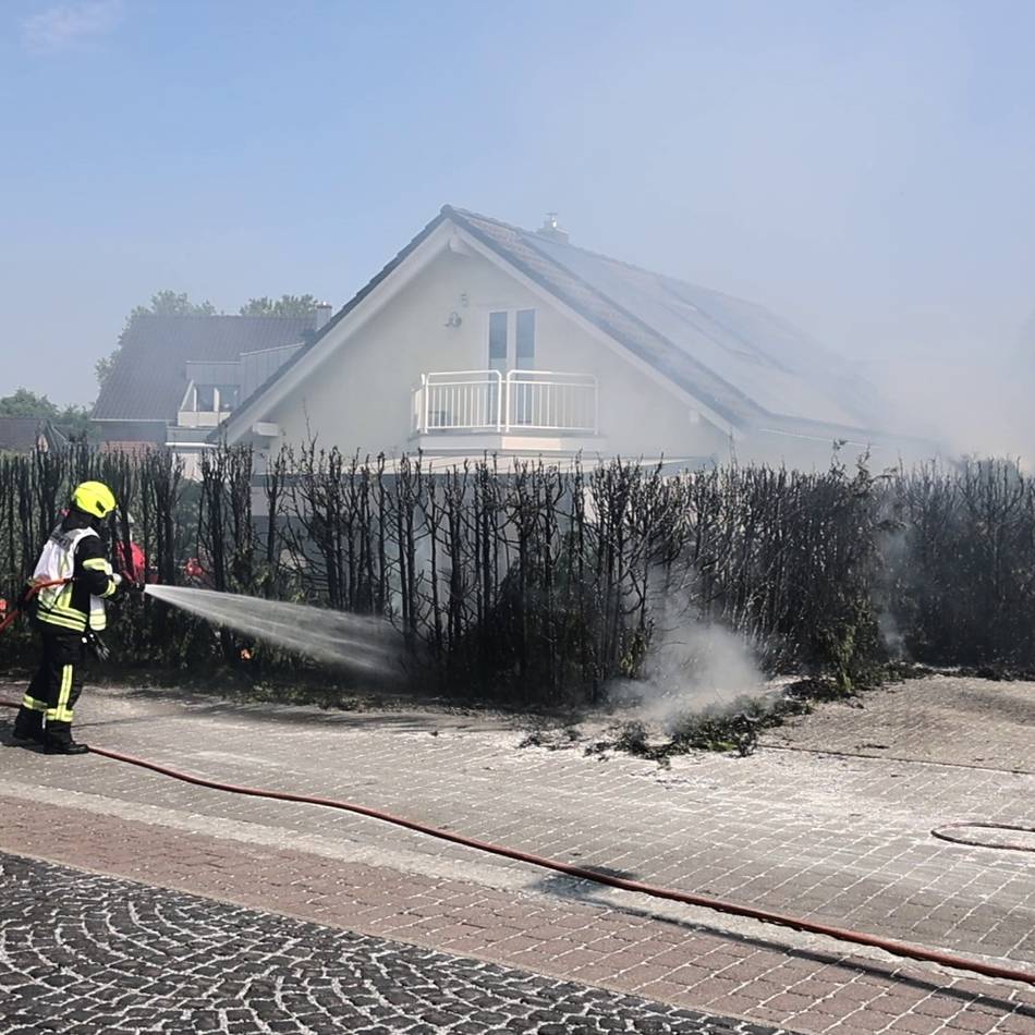 Feuerwehreinsatz in Bedburdyck: Unkrautbrenner setzte Hecke in Brand