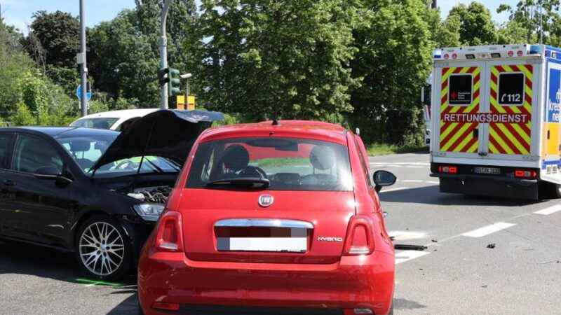 Vorfahrt missachtet: Zwei Autos kollidieren an der Kolpingstraße – Sperrung wieder aufgehoben
