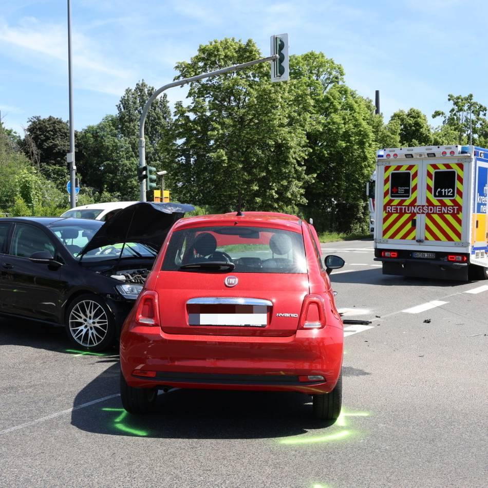 Vorfahrt missachtet: Zwei Autos kollidieren an der Kolpingstraße – Sperrung wieder aufgehoben