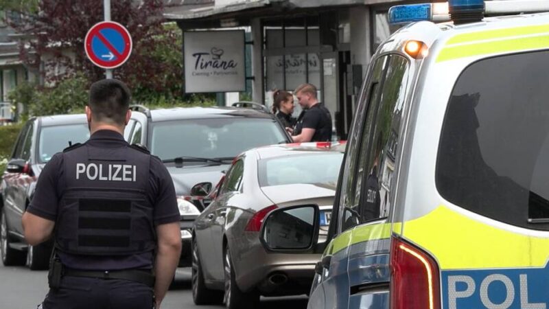 Polizeieinsatz in Moers: Mann soll nach Messerattacke schwer verletzt sein