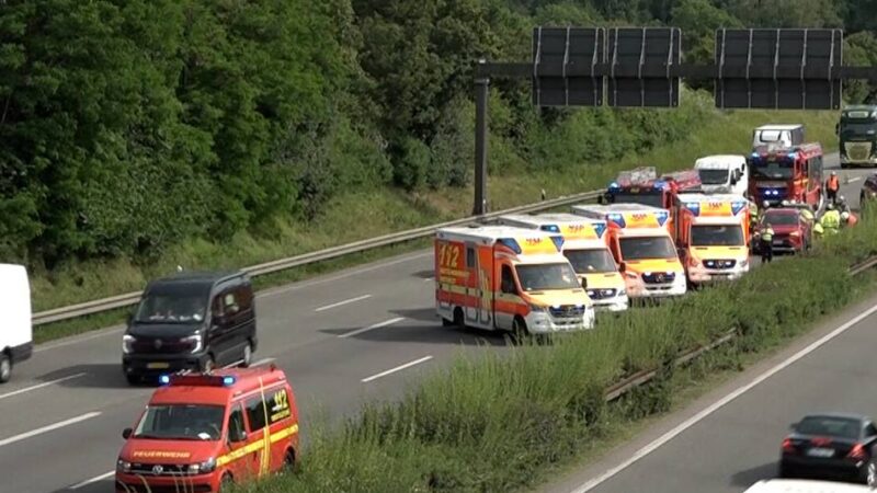 Langer Stau nach Unfall auf A57: Zwei Leichtverletzte bei Unfall im Kreuz Moers