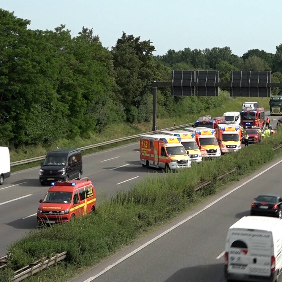 Langer Stau nach Unfall auf A57: Zwei Leichtverletzte bei Unfall im Kreuz Moers