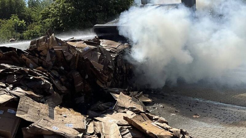 Feuerwehreinsatz in Neuss-Uedesheim: Feuerwehr löscht brennenden 20‑Kubikmeter-Container