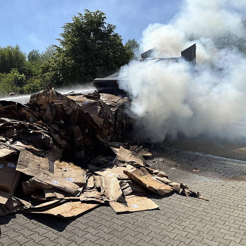 Feuerwehreinsatz in Neuss-Uedesheim: Feuerwehr löscht brennenden 20‑Kubikmeter-Container