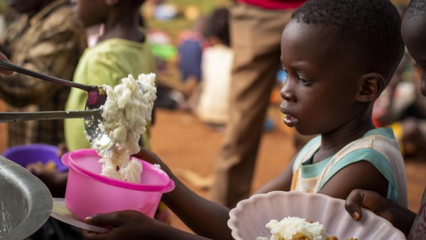 Nachhaltige Hilfe oder Inszenierung? Deutsche Freiwillige unterstützen Uganda