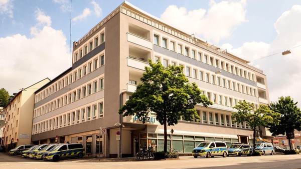 Velberterin übergießt sechs Streifenwagen in Wuppertal mit Diesel und zündelt