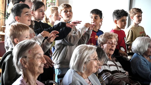 „Da werde ich wieder richtig jung“: Schulbesuch in Velberts Altenheim