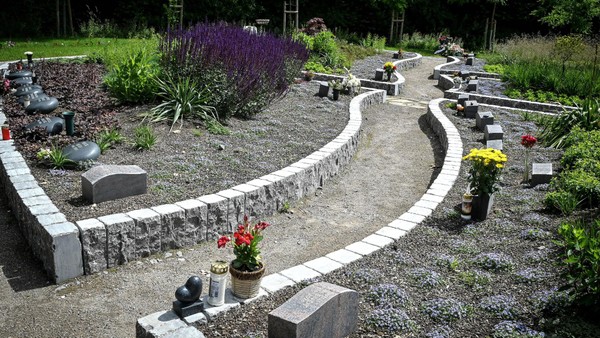 Auf diesem Velberter Friedhof wird das Grab zum blühenden Garten