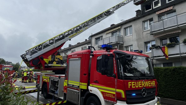 Feuerwehr Velbert löscht Brand in Mehrfamilienhaus: Nachbar verhindert Schlimmeres