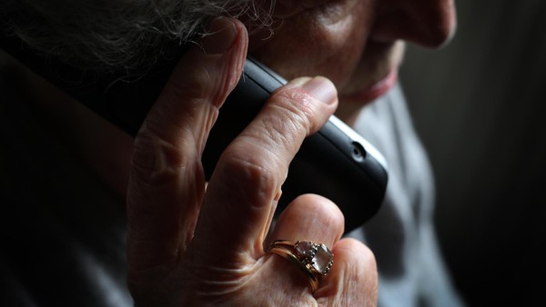 Schockanruf: Betrüger erbeuten Geld und teuren Goldschmuck in Heiligenhaus