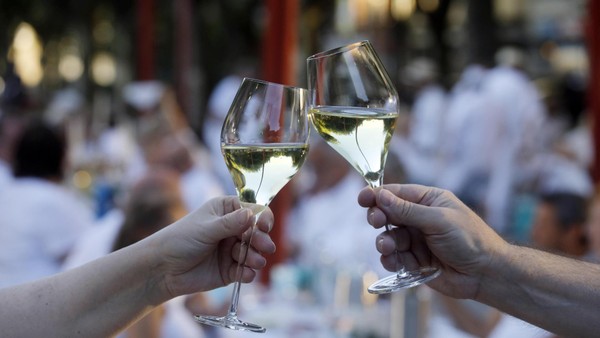 White Dinner in Heiligenhaus: Wenn der Rathausplatz ganz in Weiß erstrahlt