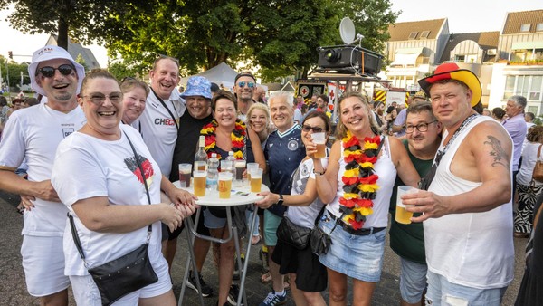 Die 35 schönsten Fotos: Sonnenwendfeier und Public Viewing in Velbert-Tönisheide