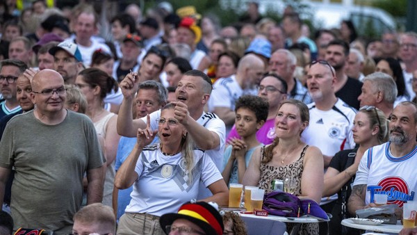 Feuer, Fußball, Freunde: Velbert-Tönisheide glüht für die DFB-Elf bei der WM