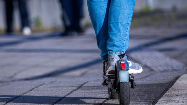 Polizei kontrolliert E-Scooter in Heiligenhaus: Fünf Verwarngelder für Schüler