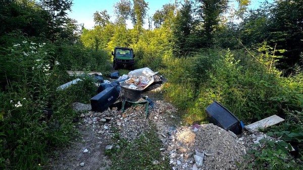 Zeugen in Velbert gesucht: Jungbauer verzweifelt an Müllbergen im eigenen Wald