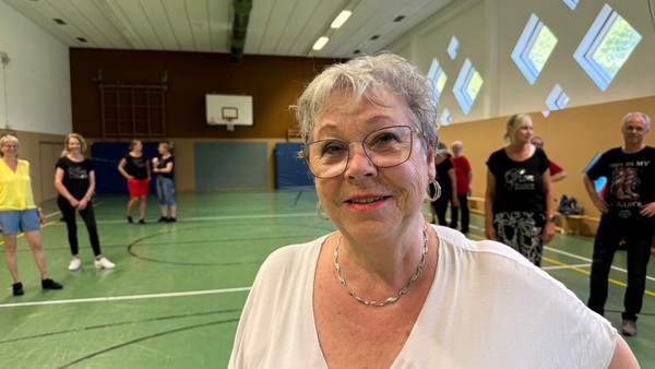 Es hieß, sie könne nicht mehr laufen – jetzt leitet Brigitte (75) wieder Tanz-Kurse