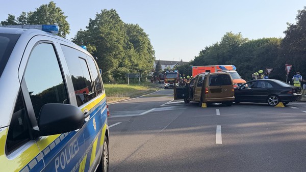 Schwerer Unfall auf Kuhlendahler Straße in Velbert: Vier Personen betroffen