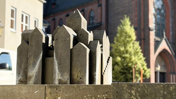 36 Grad und kein Tropfen Wasser: Velberterin ärgert sich über trockenen Brunnen