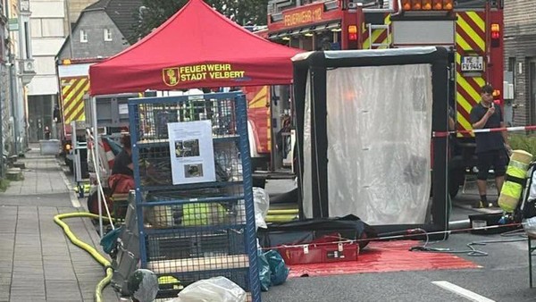 Feuerwehren im Großeinsatz in Velbert: Chemikalie reagiert in Wohnhaus