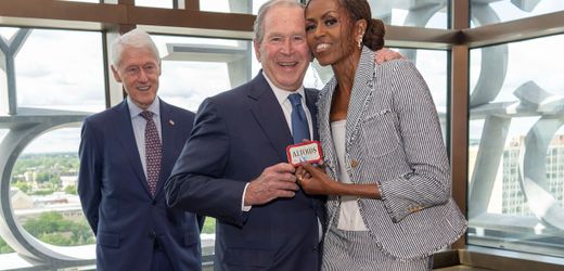 Michelle Obama: Ex-Präsident George W. Bush schenkt ihr Minzbonbons