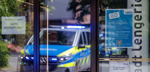 Lengerich, NRW: Mann übergießt sich im Rathaus mit brennbarer Flüssigkeit