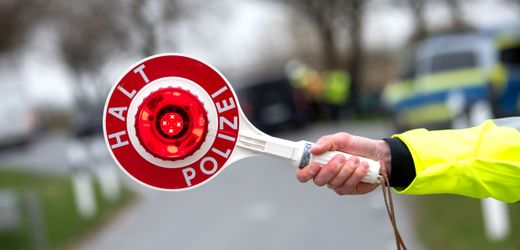 Polizei stoppt Auto in Hockenheim: 14 Mann in einem Auto sind mehr als einer zu viel