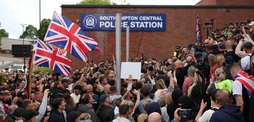 Großbritannien: Polizisten legten Sterbendem Handschellen an – Video löst Rassismusdebatte aus