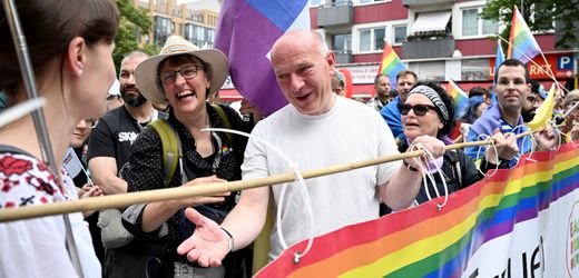 Berlin: Kai Wegner mit eigenem Truck beim CSD in Berlin
