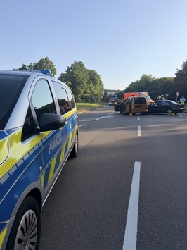 FW-Velbert: +++Verkehrsunfall mit zwei PKW auf der Kuhlendahler Straße+++
