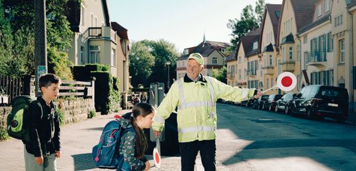 Schulweghelfer: 93-Jähriger dirigiert seit 18 Jahren den Verkehr vor einer Schule