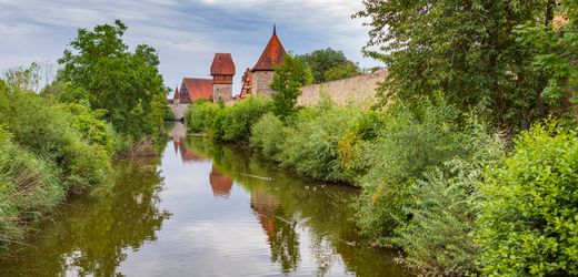 Bayern: Frau stößt zwei Jungen von Brückengeländer