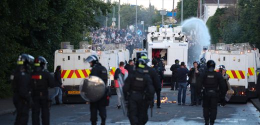 Belfast: Polizei setzt Wasserwerfer gegen Demonstranten ein