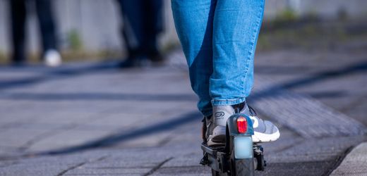 Wiesbaden: 13-Jähriger auf E-Scooter stirbt nach Kollision mit Auto