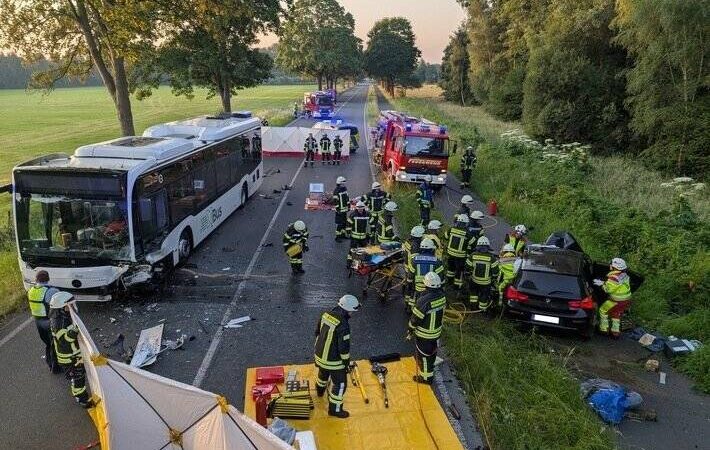 Rettungshubschrauber im Einsatz in Bedburg-Hau: Lebensgefahr nach Kollision von Linienbus und Pkw auf der B57