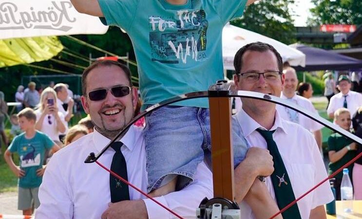 Dorf- und Schützenfest in Menzelen-West: Wie ein Junge eine Vogelscheuche bezwingt und König wird