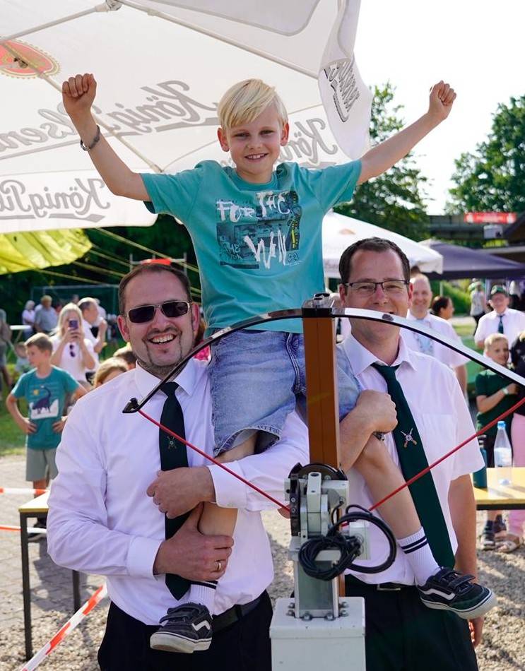 Dorf- und Schützenfest in Menzelen-West: Wie ein Junge eine Vogelscheuche bezwingt und König wird