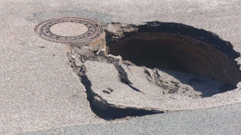 Fahrbahn in Xanten eingebrochen: Plötzlich klafft ein großes Loch in der Straße