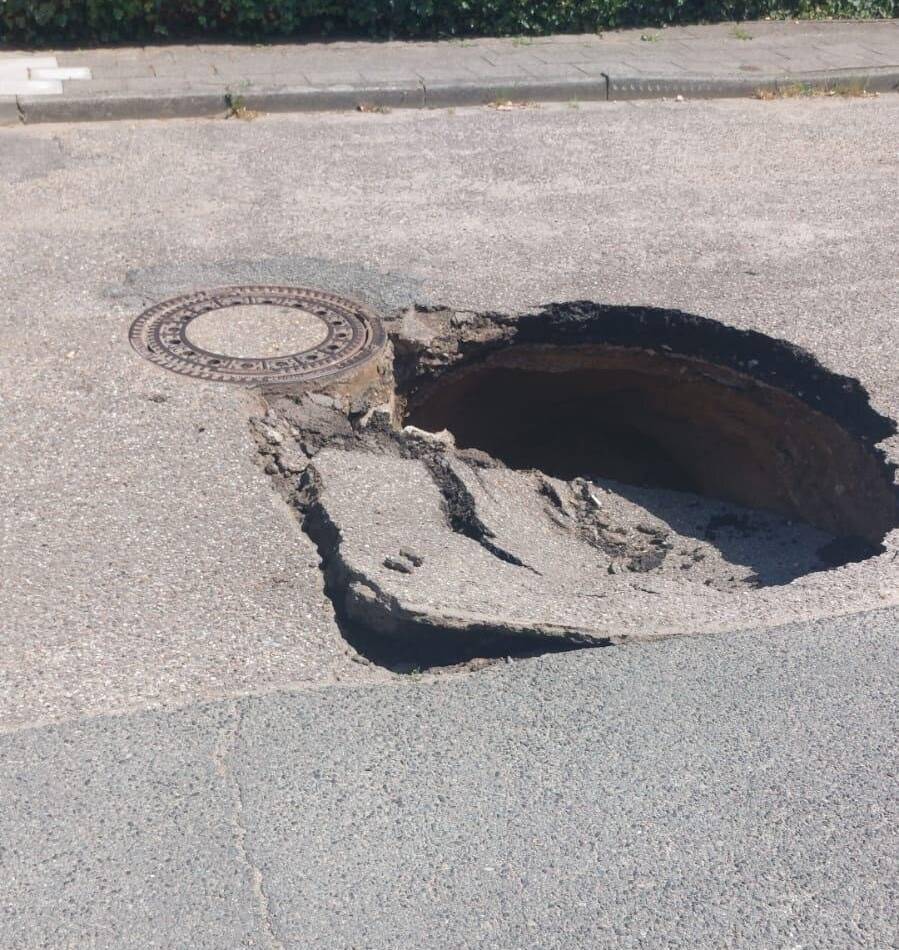 Fahrbahn in Xanten eingebrochen: Plötzlich klafft ein großes Loch in der Straße