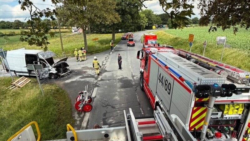Auf der Uedemer Straße: Brennender Transporter – Bundeswehr brachte Wasser
