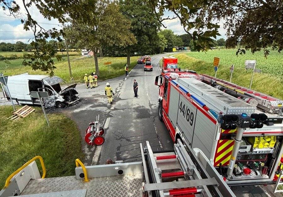 Auf der Uedemer Straße: Brennender Transporter – Bundeswehr brachte Wasser