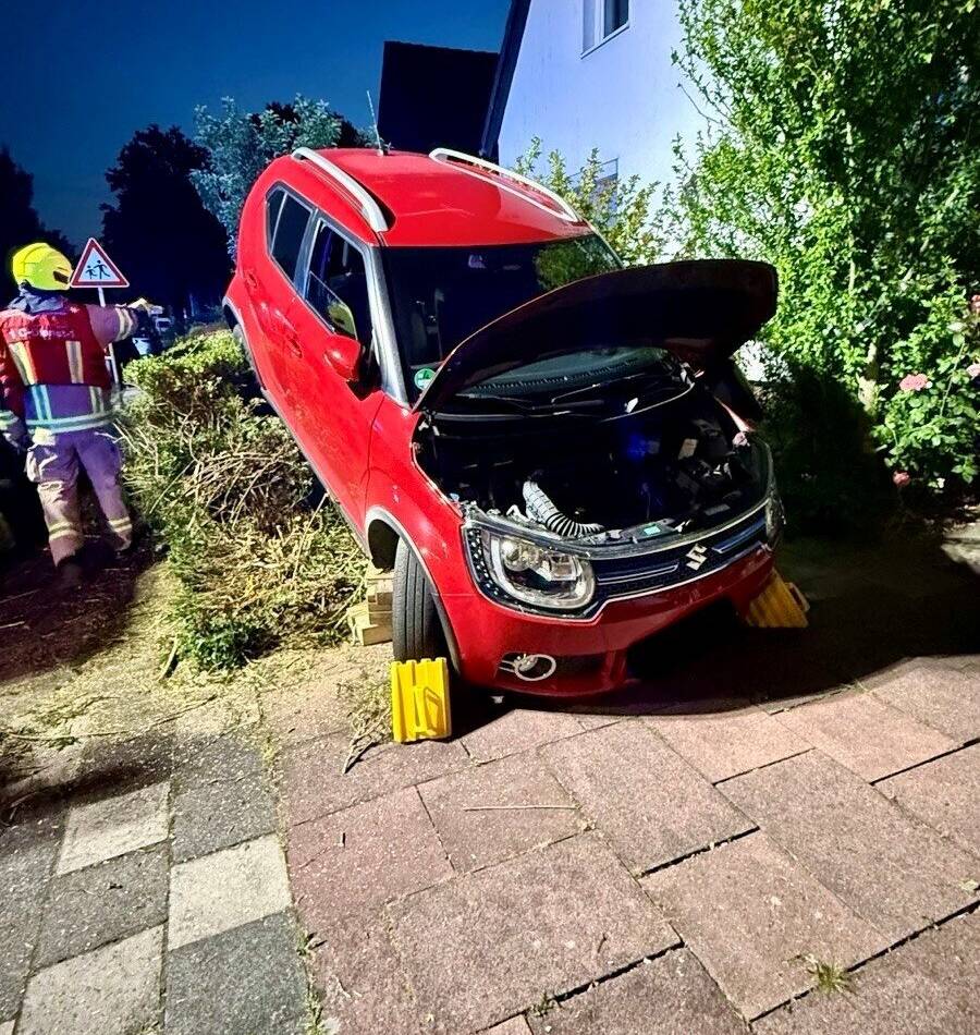 Kurioser Einsatz für die Feuerwehr : Unfall: Pkw-Insassen durch Mülltonne und Hecke eingesperrt