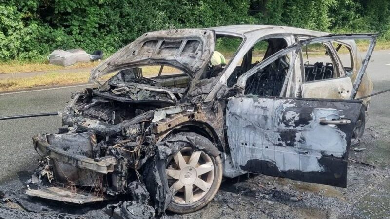 Einsatzreicher Montag: Auto brennt auf Brinkstraße in Dinslaken vollständig aus