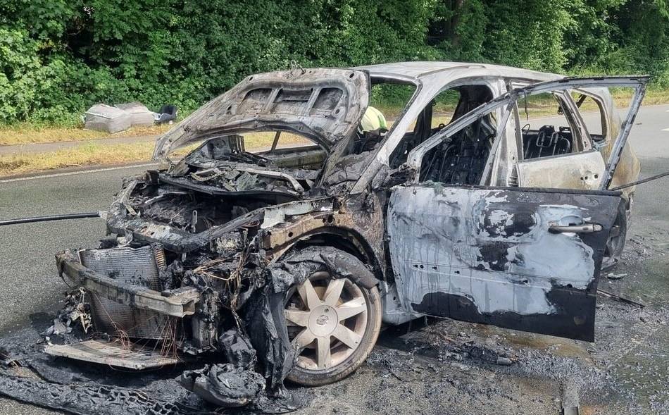 Einsatzreicher Montag: Auto brennt auf Brinkstraße in Dinslaken vollständig aus