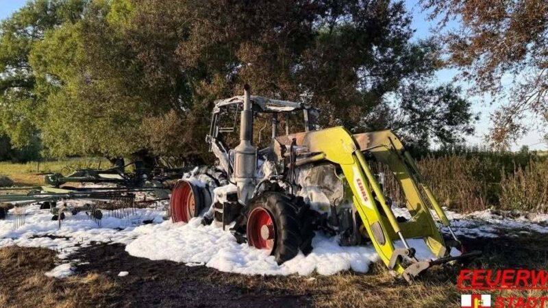Einsatz für Feuerwehr in Rheinberg: Traktor brennt in voller Ausdehnung