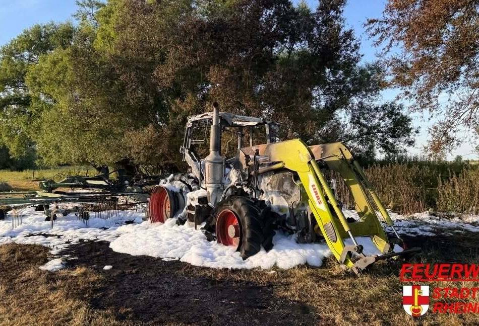 Einsatz für Feuerwehr in Rheinberg: Traktor brennt in voller Ausdehnung
