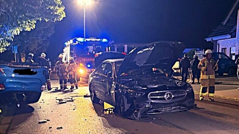 Verkehrsunfall in Bracht: Wucht des Aufpralls schleudert Kleinwagen auf das Dach