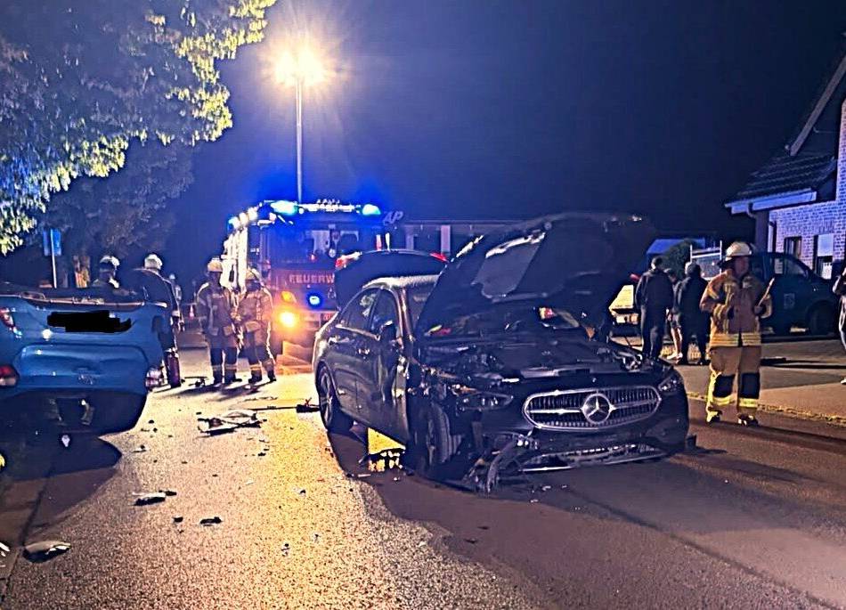 Verkehrsunfall in Bracht: Wucht des Aufpralls schleudert Kleinwagen auf das Dach