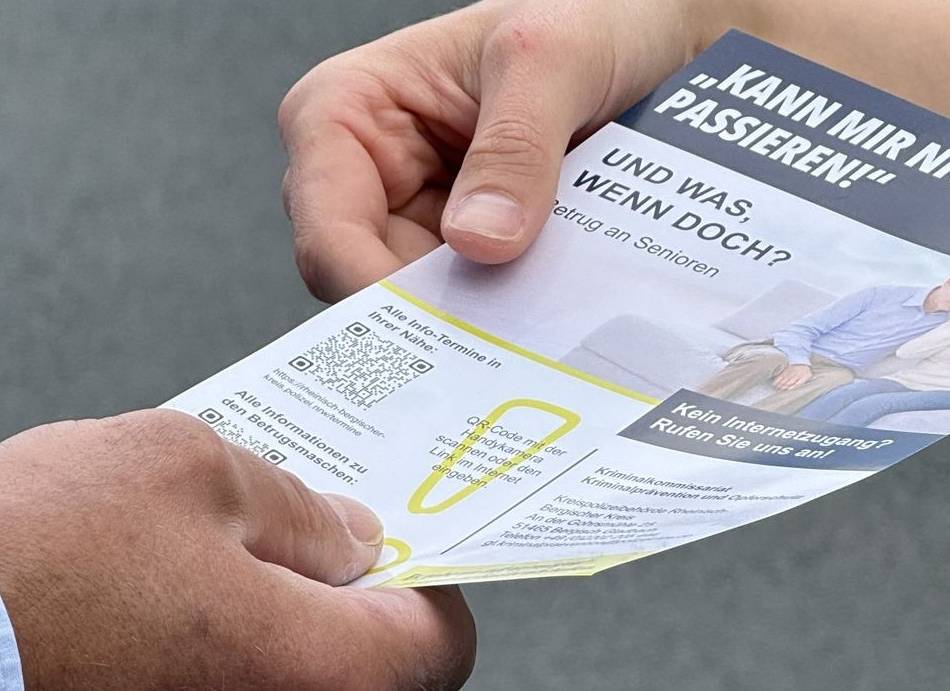 Betrugsmasche auch in Rhein-Berg: Schockanrufe – Polizei rüstet Senioren mit Flyer aus